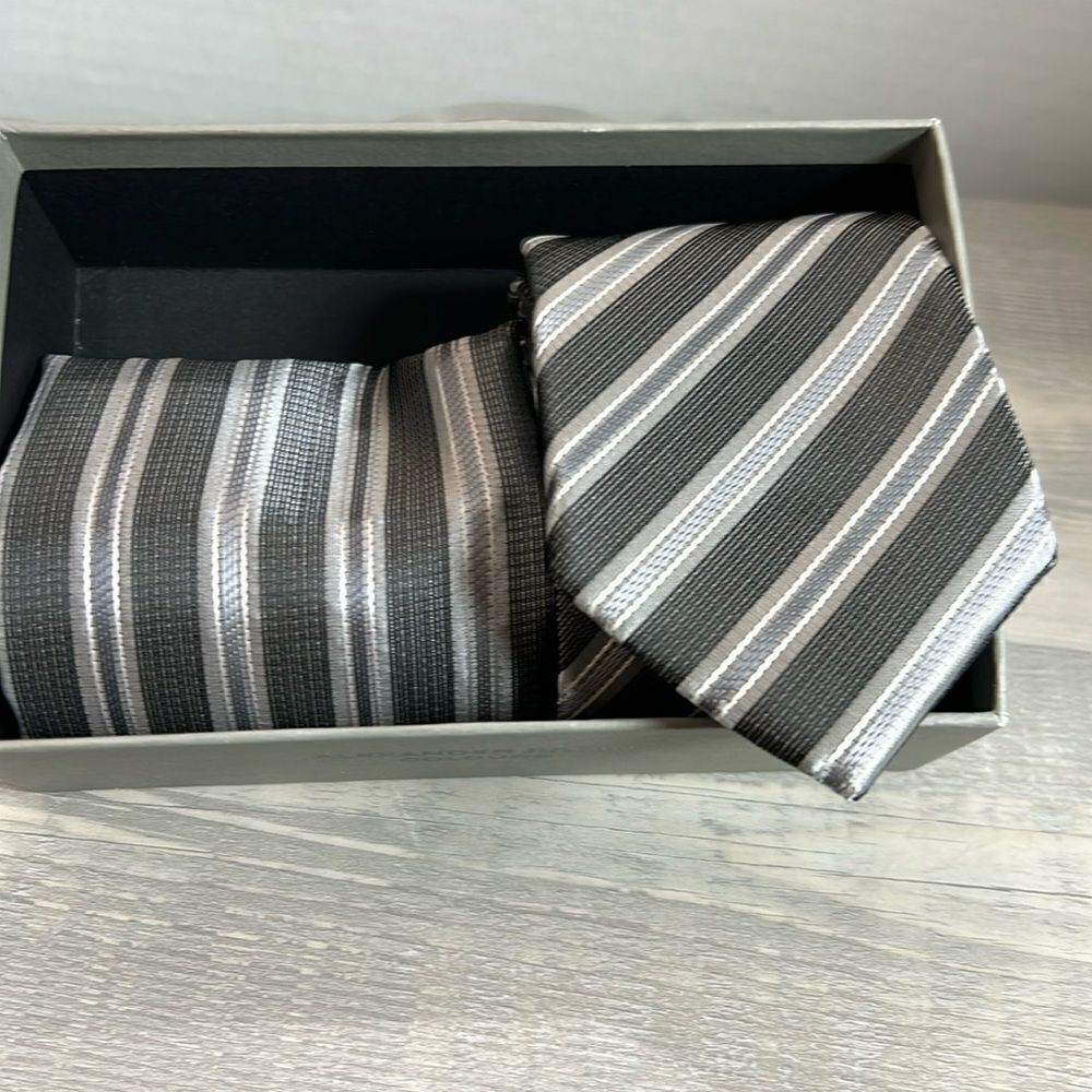 Alexander Julian colors gray striped tie and pocket square set NWOT